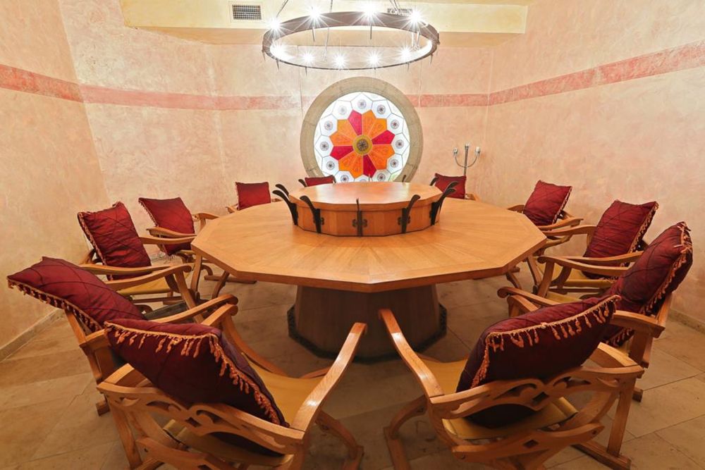 Mese din lemn cu furnir stejar si talpa din fonta gravata. .