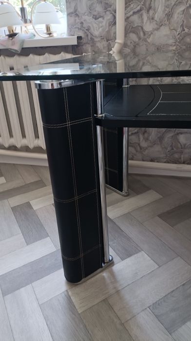 Продам срочно стол коленное стекло