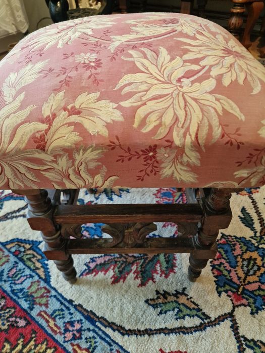 Taburet antic din lemn sculptat !