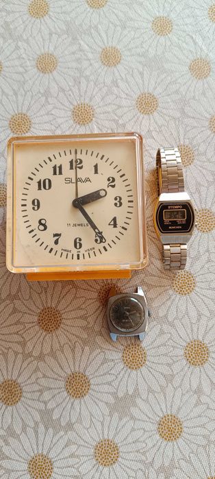 Продавам три часовника