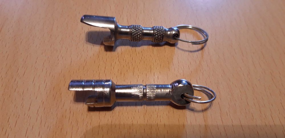 Breloc inox - deschizător capace suc, bere etc