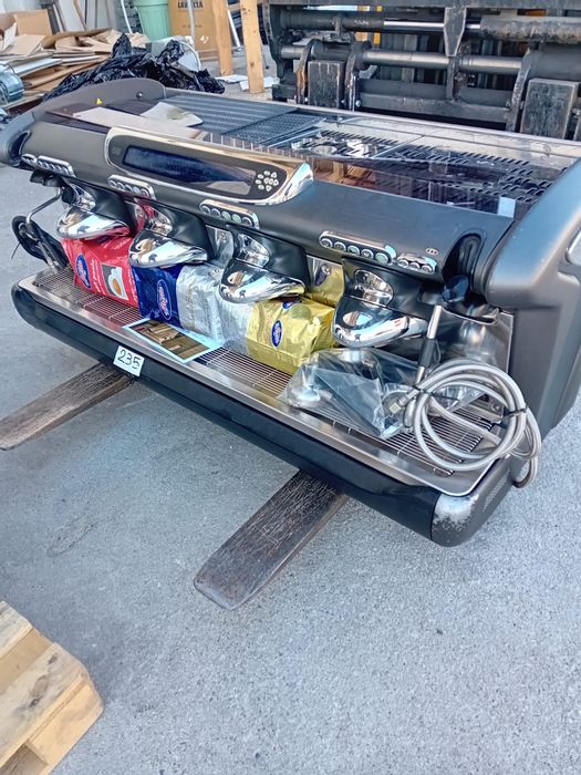 Професиональная кофемашина Faema