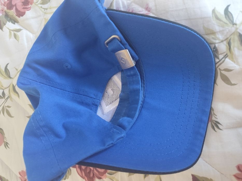 Продавам шапка на немския клуб HSV