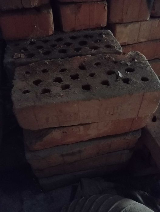 Тухли еденички с дупки, ни здрави от старите тухли неизползвани