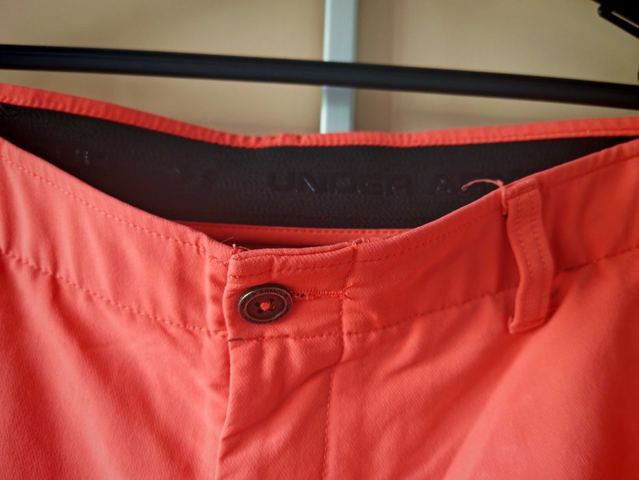 Vând pantaloni sport Under Armour