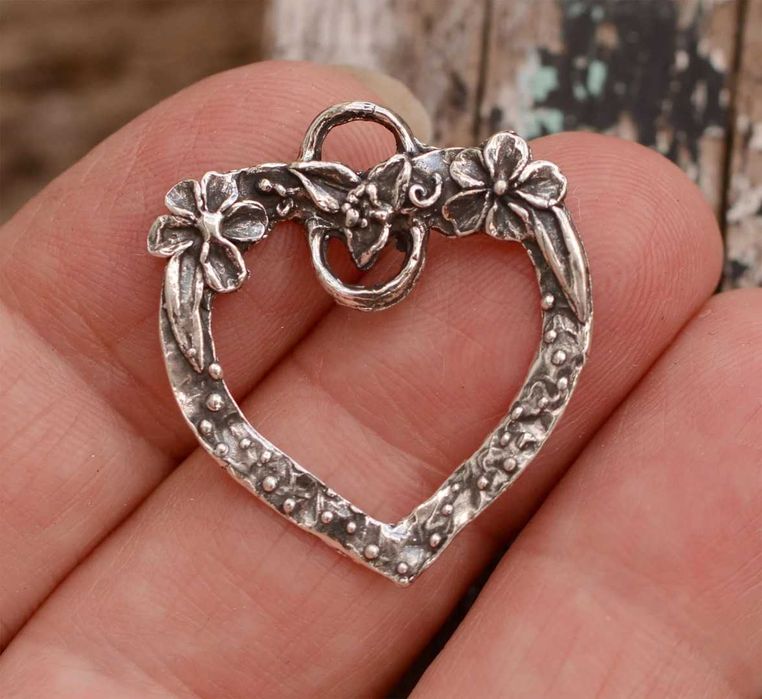 Сребърно бижу 925 – медальон „Отворено сърце“, талисман за любов.