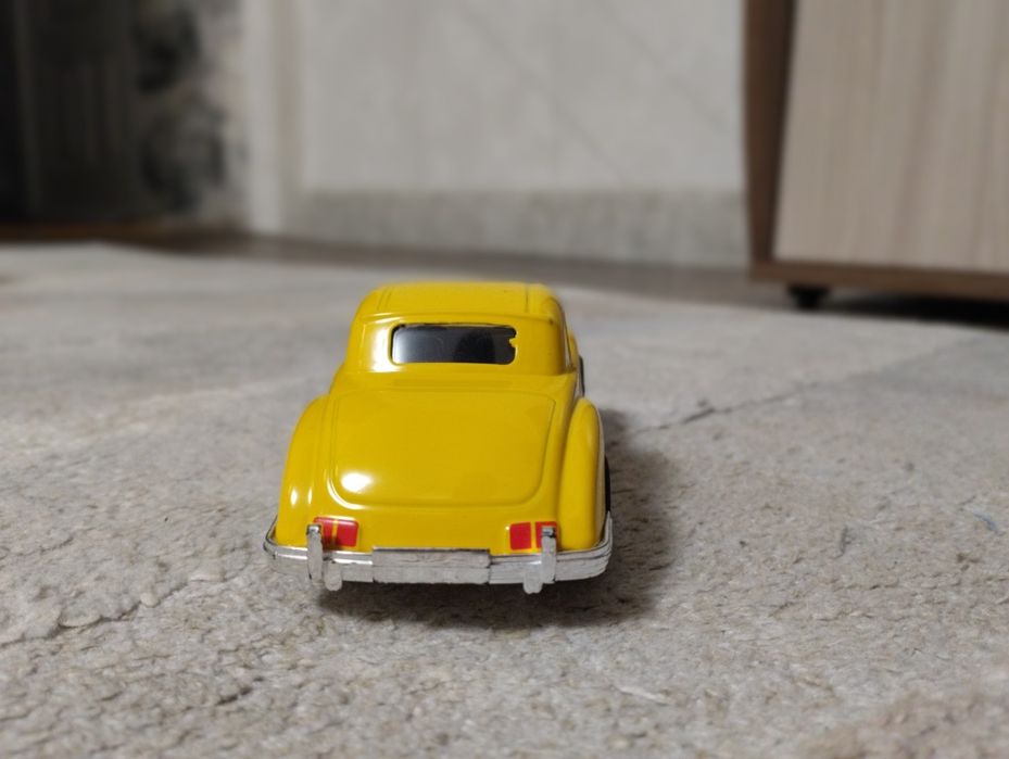 Продам жёлтую машинку