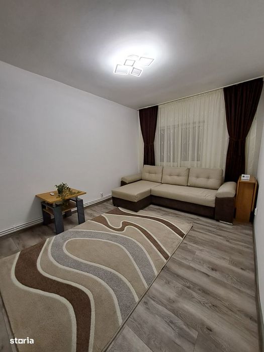 Vând garsoniera Mioveni parter, Maxi-Taxi ,pretabil spatiu