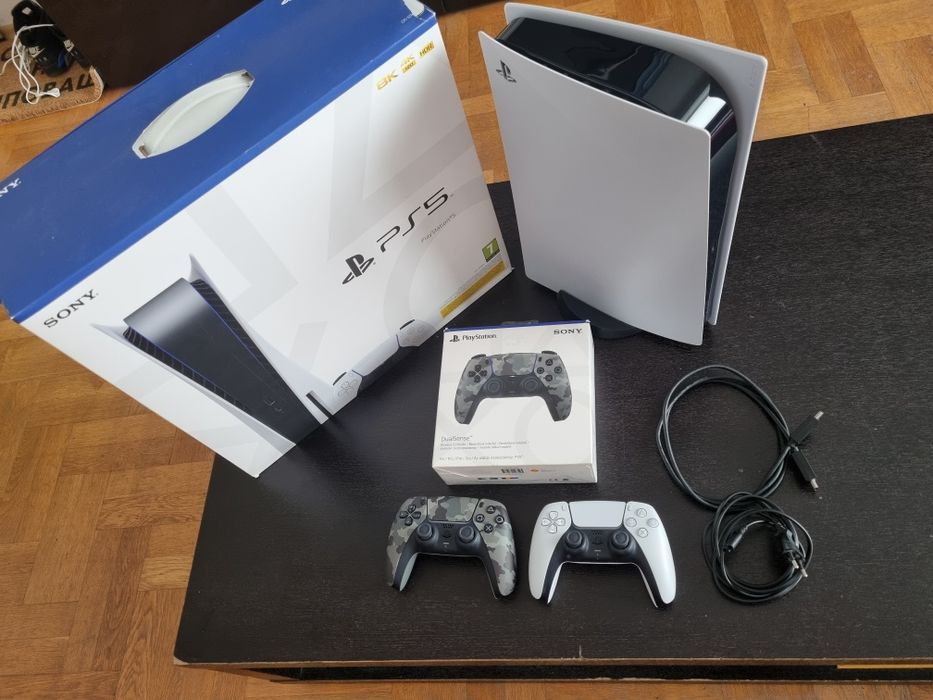 PlayStation 5 Disc Edition (CFI-1216A) + 2 контролера + Акаунт с игри