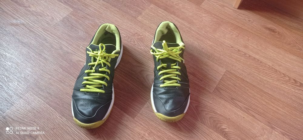 Продается отличные футзальные кроссовки