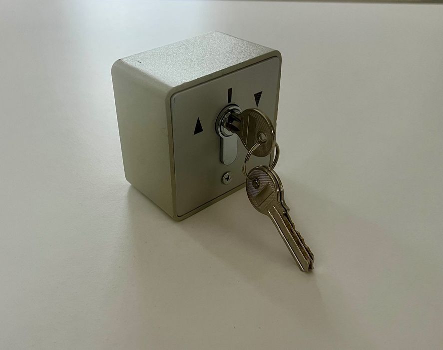 Buton,intrerupator  aplicabil cu cheie, sistem revenire automata