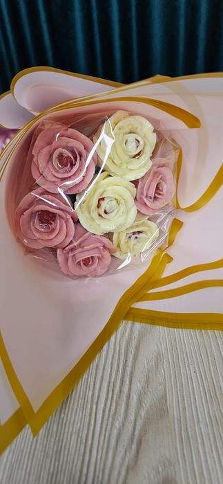 Клубника в шоколаде форме розы