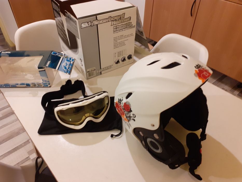 Vând cască de schi  pentru copii și adulți și ochelari de schi