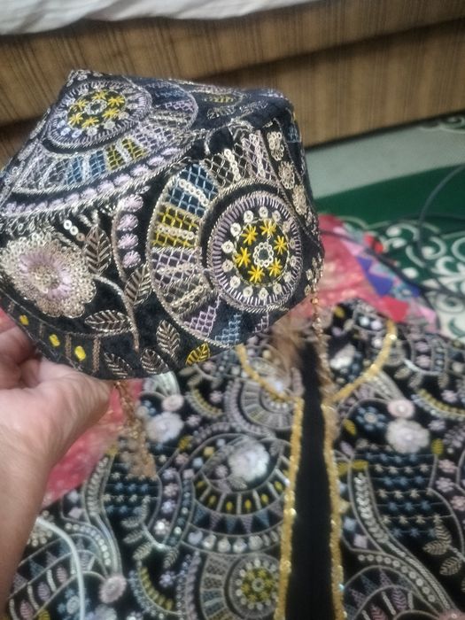 Әдемі желетка  бас киімімен