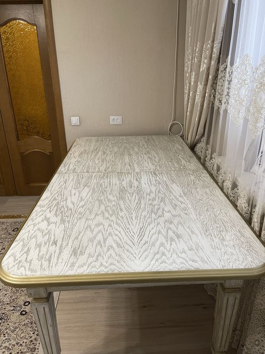 Продаю стол со стульями для гостиной