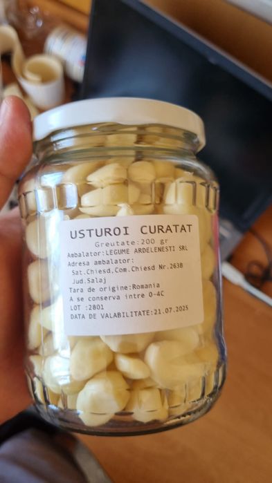 Vând usturoi curatat