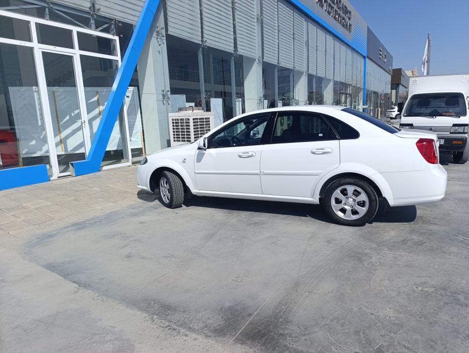 Jentra sotiladi bir qul minilgan moshin.