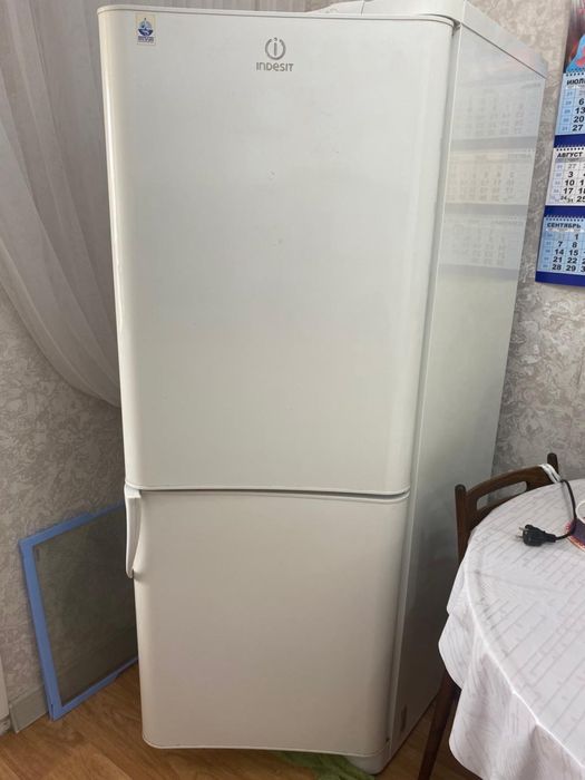 Продам холодильник Indesit