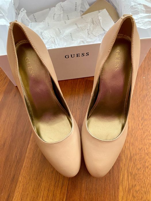 Guess токчета на платформа, бежов цвят