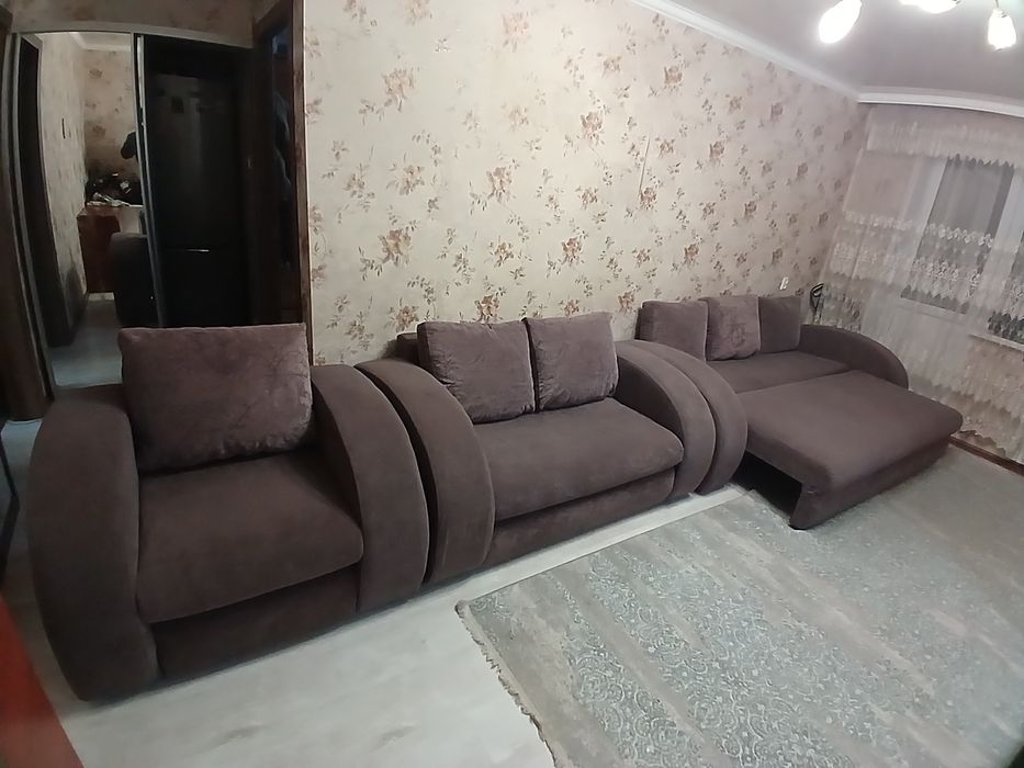 Диван тройка хоршего качества.