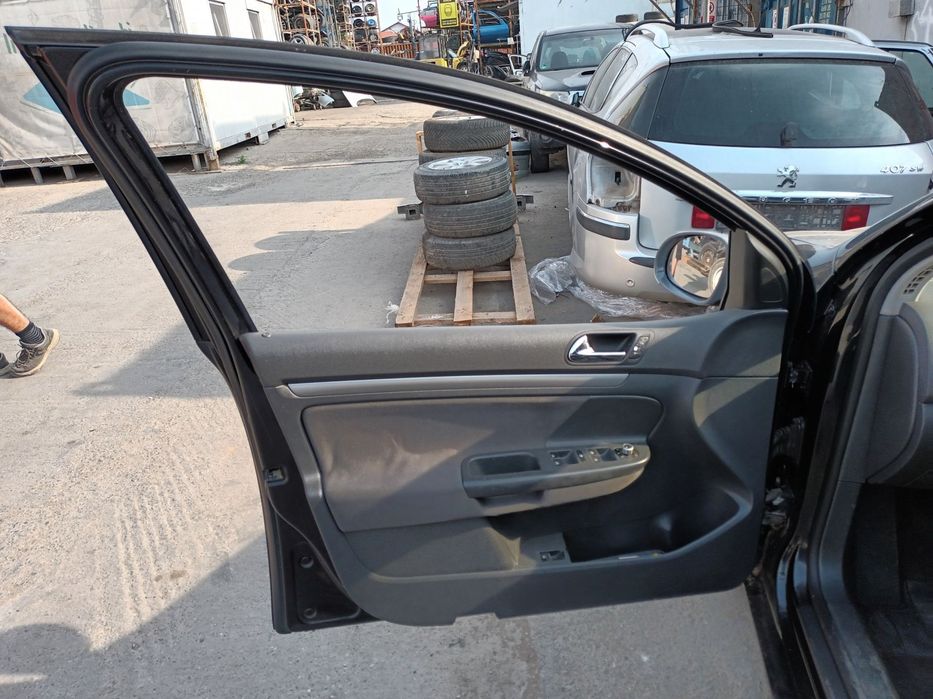 Dezmembrari  VW GOLF 5  2003  > 2009 1.6 FSI Benzina