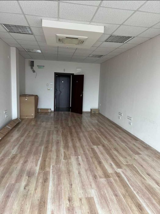 под наем офис 48 м2, до Метро