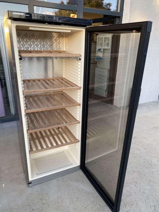 Хладилна витрина за вино Либхер 165 см