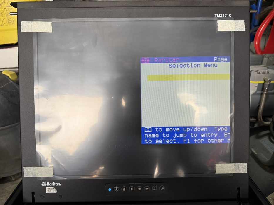 * 8-портовая IP-удаленная KVM-консоль Raritan 17-дюйм