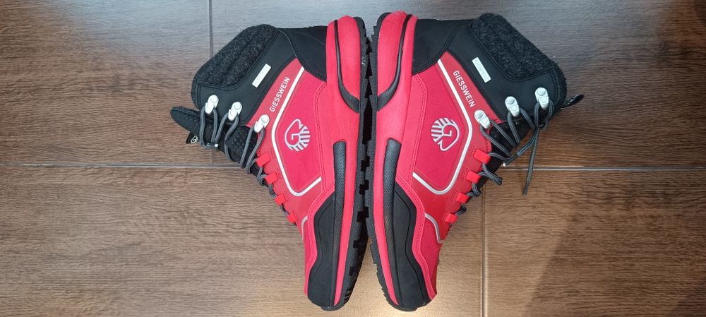 Vând bocanci Giesswein