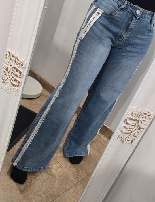 Blugi wide leg cu dantela