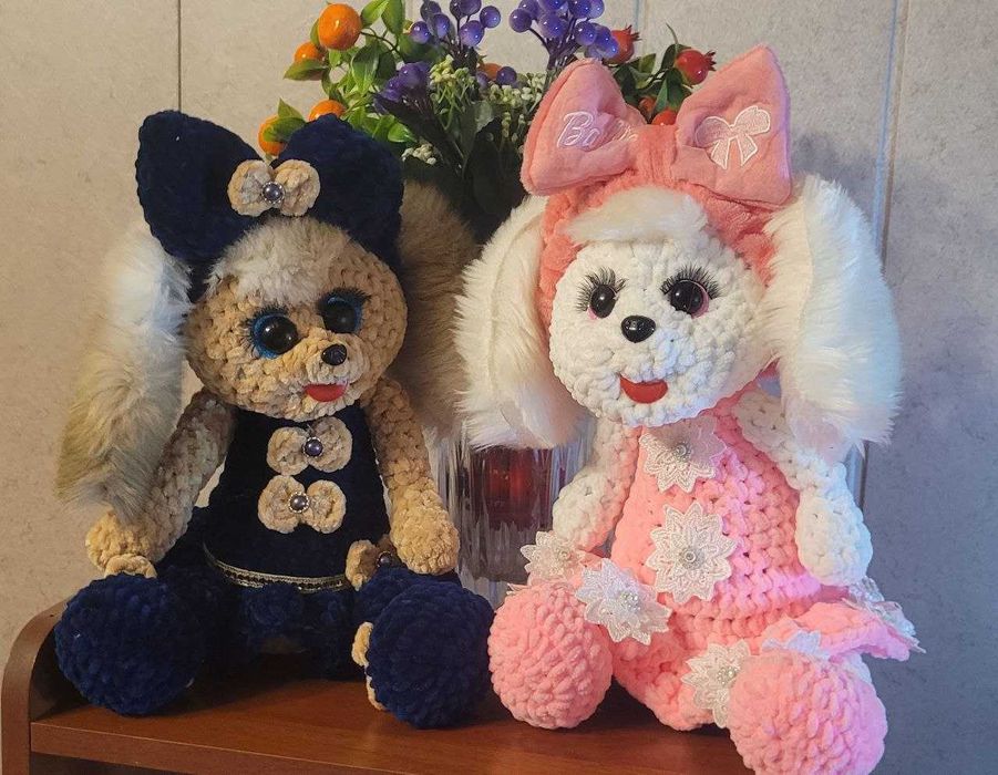 На изображении представлены мягкие вязаные игрушки ручной работы.