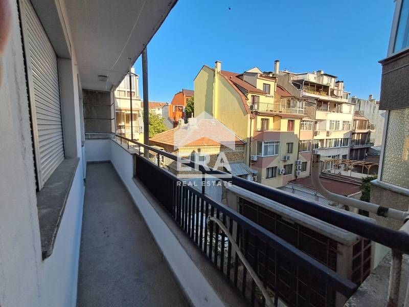 Дава се под наем Четиристаен апартамент в Варна, Лятно кино Тракия - 110 кв.м за 767 € - Снимка #3