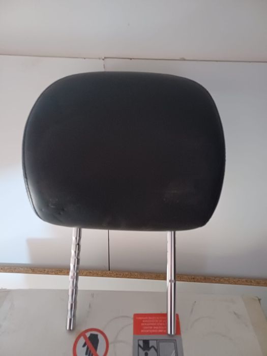 Vând tetiera auto cu loc pentru tableta