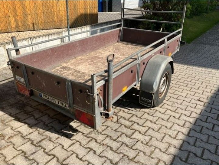 Vând remorcuta Saris.