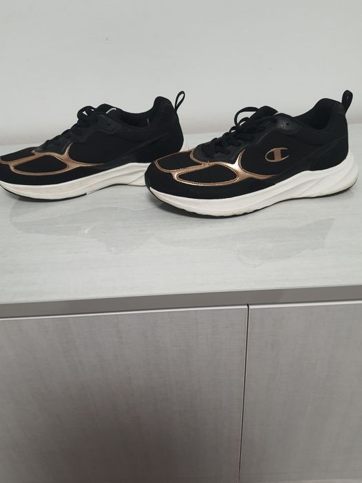 Vând adidasi Champion