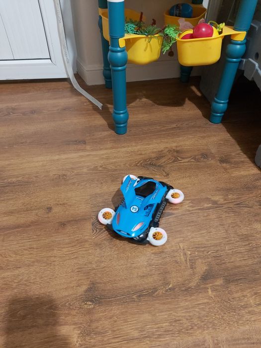 Машинка на батарейках.