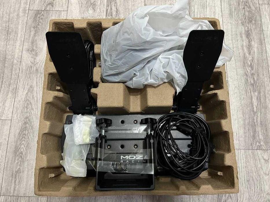 Колёсная база MOZA R5 и 3 педали