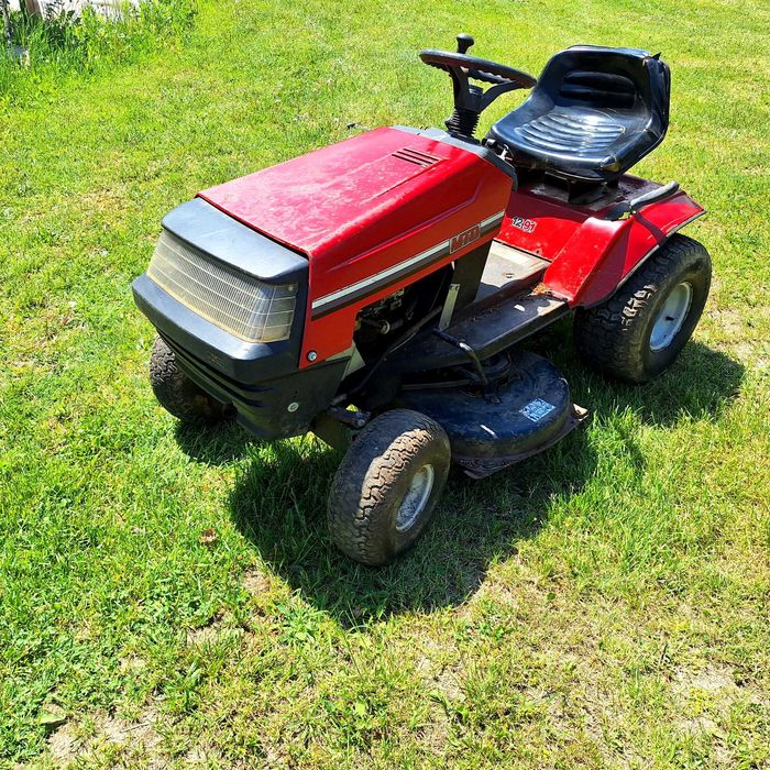 Tractoraș de tăiat iarbă