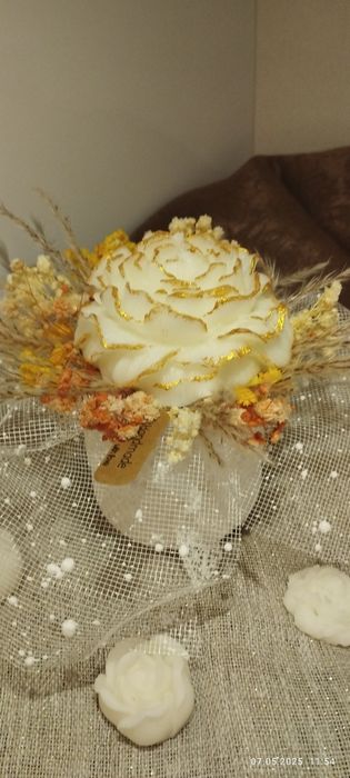 Букети от соев восък и керамични комплекти със свещ