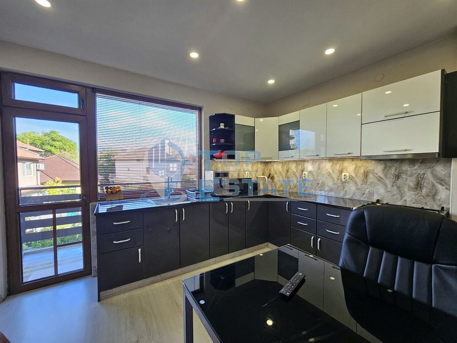 Триетажна обзаведена къща с два гаража в Горна Оряховица