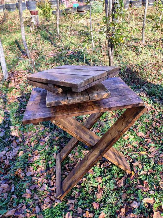 Дървена маса с две столчета.