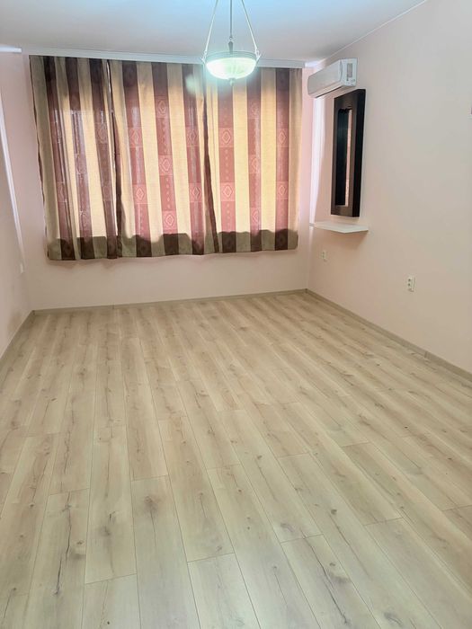 Тристаен апартамент с отлична локация.