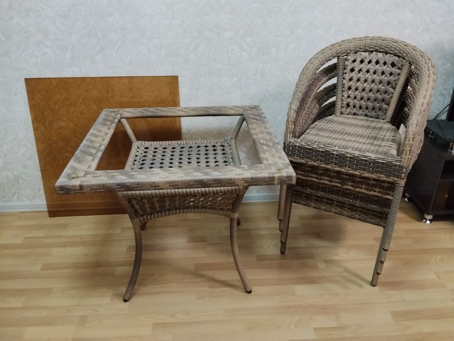 Стол и стулья для сада