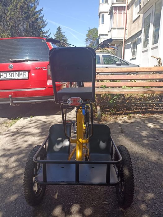 Vând tricicleta cu 3 roti