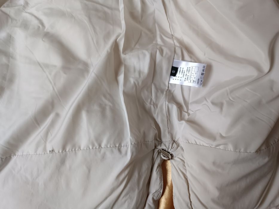 Куртка пуховик новая S размера импортная оверсайз бежевого цвета 50 ра