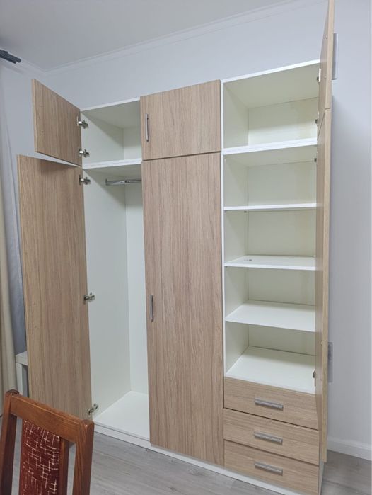 Продам шкаф и две тумбы