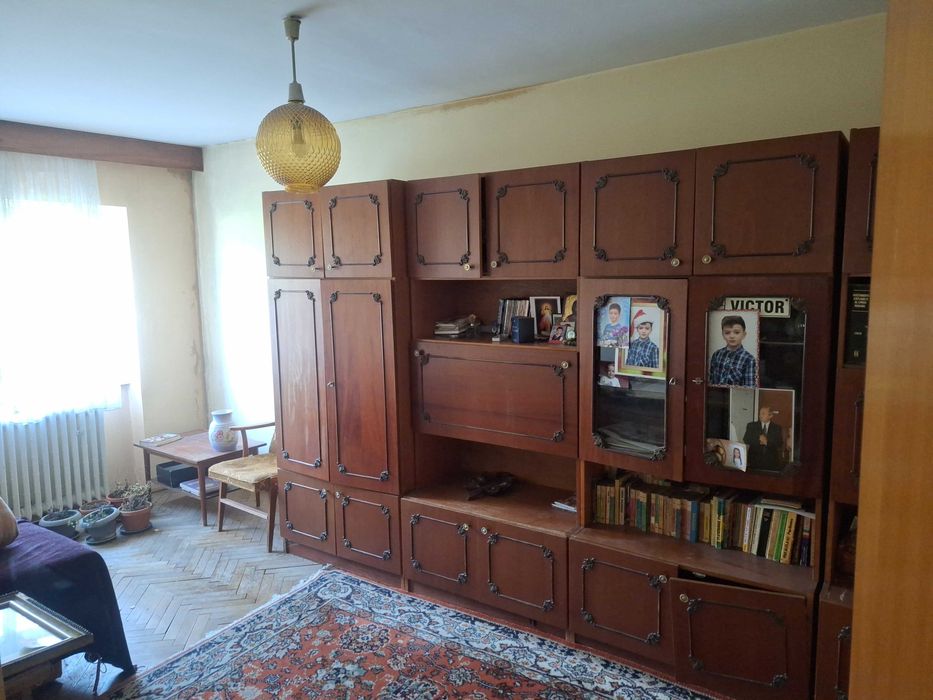 Vand apartament decomandat 3 camere , bucatarie ,2 bai, situat central