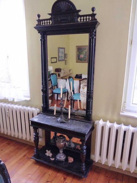 Старинен стенен часовник и огледало