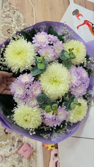 два огромные букеты, свежие, розы 51 шт и хризантемы