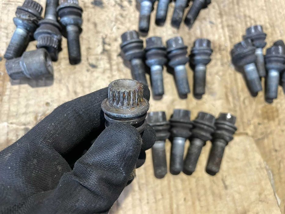 Продавам Болтове /Секретни за Джанти Porsche Cayenne М14х1.50х19